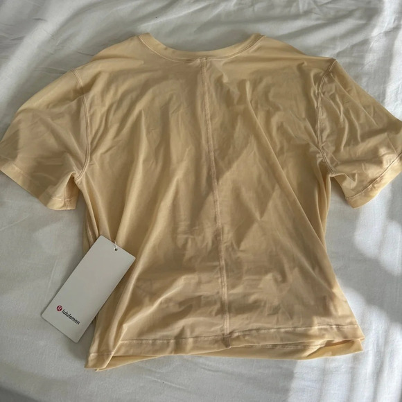 🆕💛 Lululemon Lightweight Mesh Reversible Yoga Tee Prosecco - Picture 6 of 10